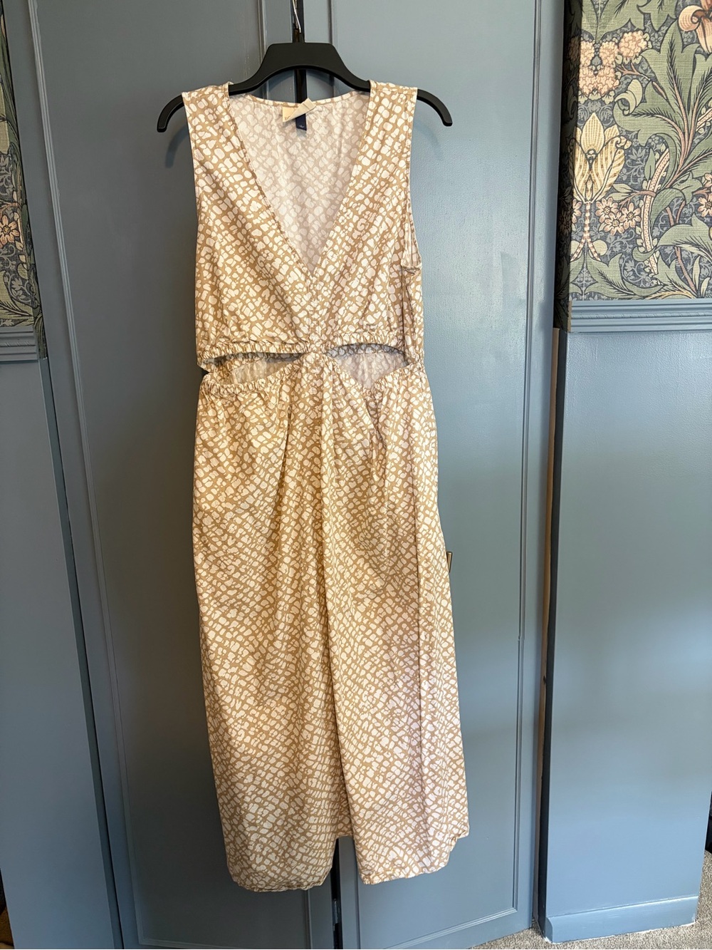Universal Thread Cream Patterned V-Neck Midi Dress